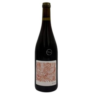 Bottiglia di Vin de France Gamay B.A.BA. di Au Pairier con un'etichetta artistica con un motivo astratto nei toni del rosso e del bianco. La denominazione "JURA" è visibile sul collo della bottiglia, insieme a un piccolo adesivo nero con la scritta bianca "(Le Clos)". La scritta "B.A.BA." è presente in basso sull'etichetta.
