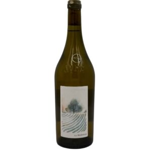 Bottiglia di Côtes du Jura La Madeleine 2023 di Au Pairier con un'etichetta artistica che raffigura un albero solitario in un paesaggio stilizzato con filari. La denominazione "JURA" è visibile sul collo della bottiglia, insieme a un piccolo adesivo nero con la scritta bianca "(Le Clos)". La scritta "La Madeleine" è presente in basso sull'etichetta.