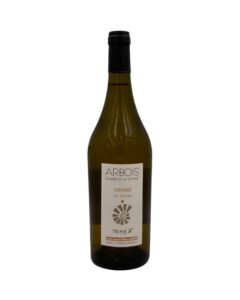Bottiglia Domaine de la Tourraize Arbois Chardonnay Les Voisinas 2022 con etichetta chiara, fossile stilizzato, JURA in rilievo e Triple A