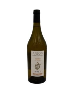 Bottiglia Domaine de la Tourraize Arbois Chardonnay Les Voisinas 2022 con etichetta chiara, fossile stilizzato, JURA in rilievo e Triple A