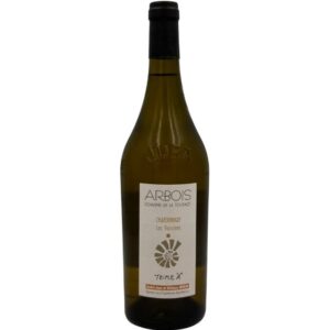 Bottiglia di Arbois Chardonnay Les Voisinas 2022 del Domaine de la Tourraize con etichetta chiara che evidenzia la denominazione "ARBOIS", la varietà "CHARDONNAY", il nome della cuvée "Les Voisinas" e un disegno stilizzato di un fossile. La denominazione "JURA" è visibile in rilievo sul collo della bottiglia. Un piccolo adesivo bianco con la scritta "Triple A" è presente in basso sull'etichetta