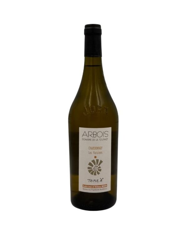 Bottiglia di Arbois Chardonnay Les Voisinas 2022 del Domaine de la Tourraize con etichetta chiara che evidenzia la denominazione "ARBOIS", la varietà "CHARDONNAY", il nome della cuvée "Les Voisinas" e un disegno stilizzato di un fossile. La denominazione "JURA" è visibile in rilievo sul collo della bottiglia. Un piccolo adesivo bianco con la scritta "Triple A" è presente in basso sull'etichetta